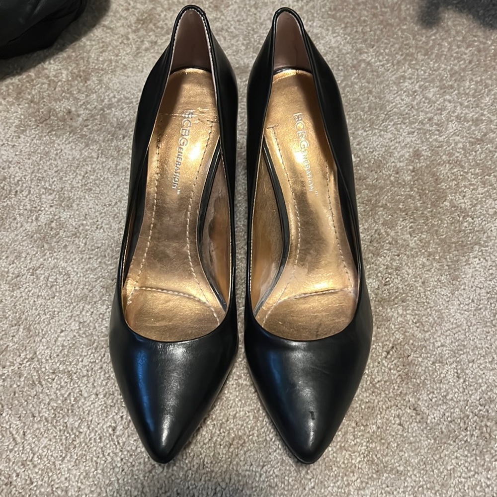 Black pumps